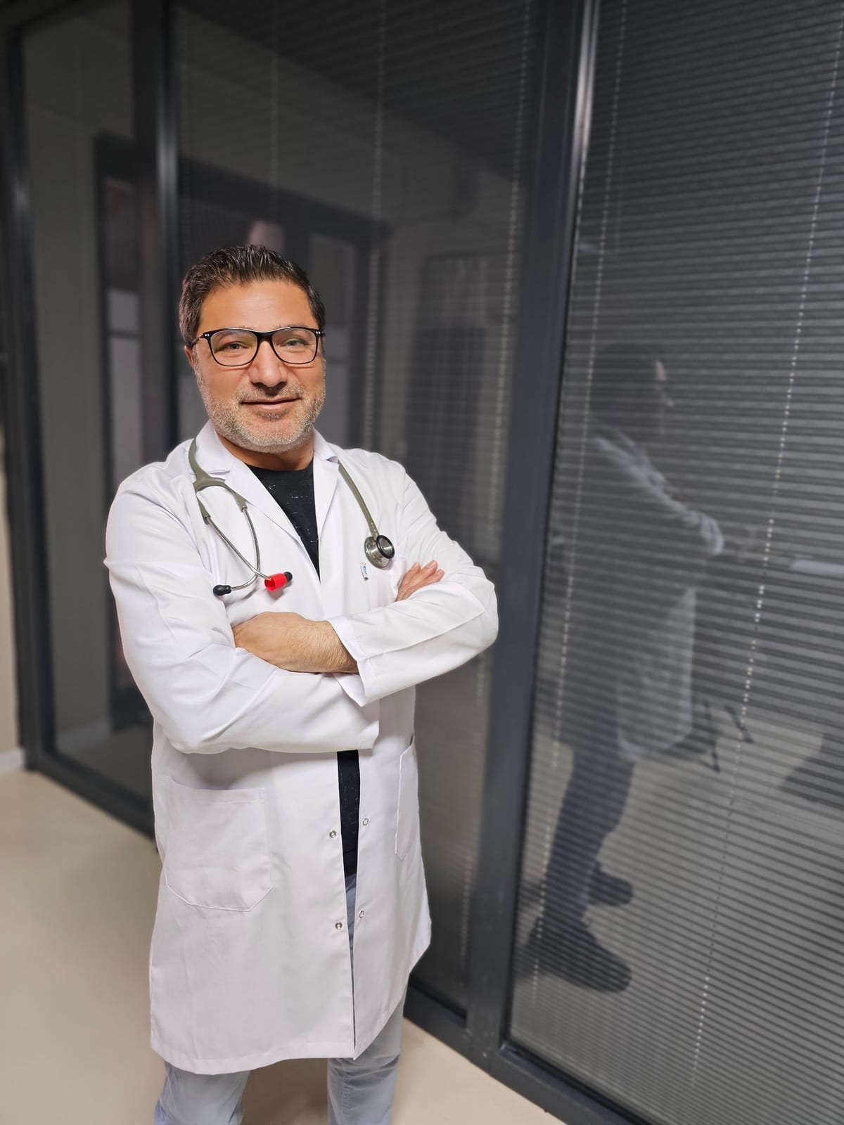 Dr. İzzet Gök muayene odası — modern ve steril ortam