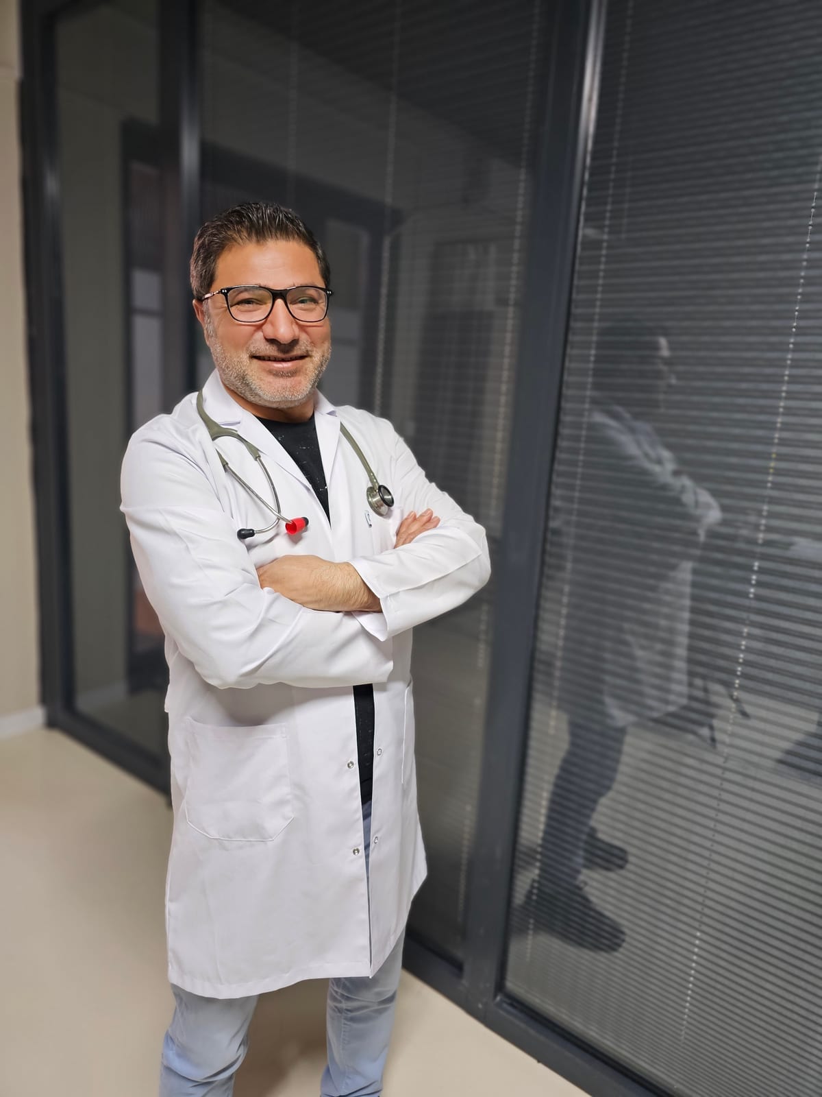 Dr. İzzet Gök kliniğinde — etik ve doğal yaklaşım, 17 yıllık deneyim